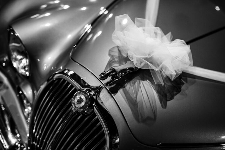 Auto degli sposi addobbata