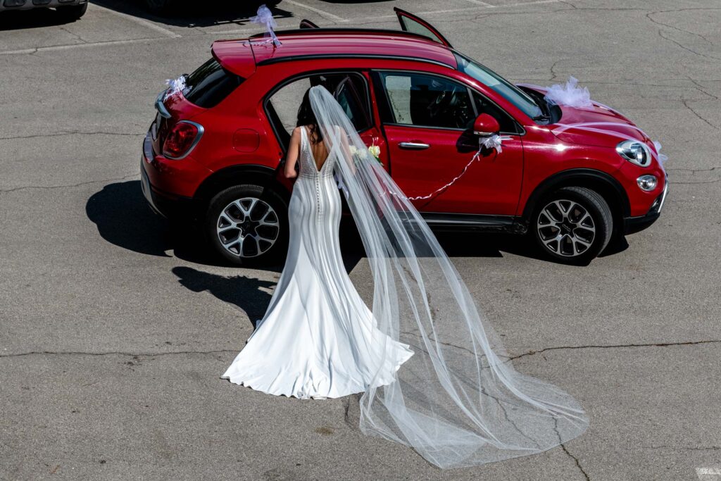 Sposa che sta per salire in auto
