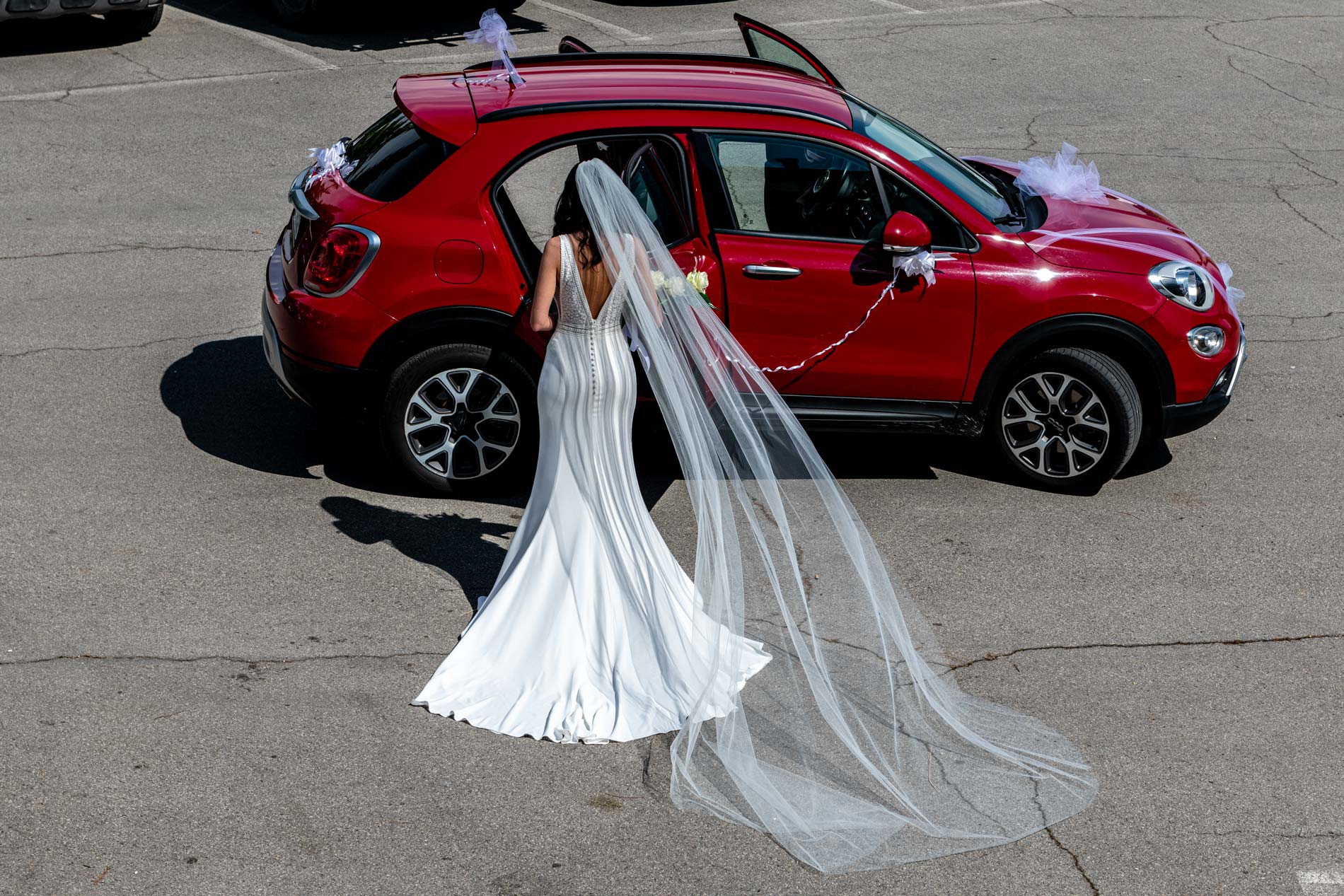 Sposa che sta per salire in auto