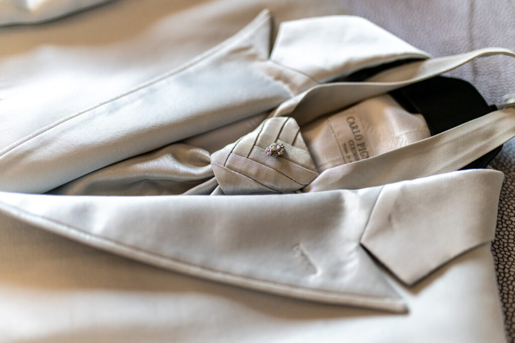 Giacca da sposo con particolare cravattino