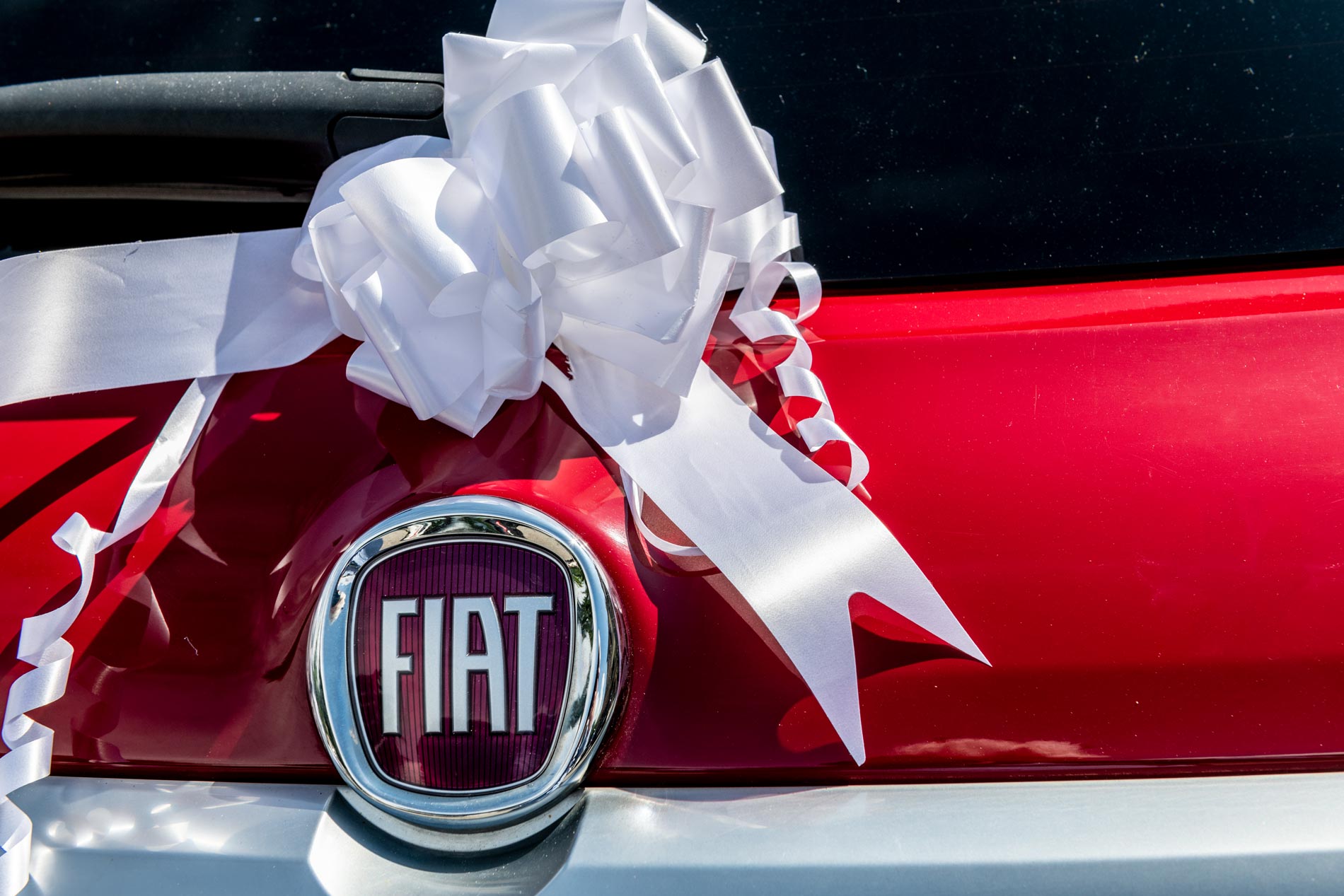 Particolare auto degli sposi con addobbo