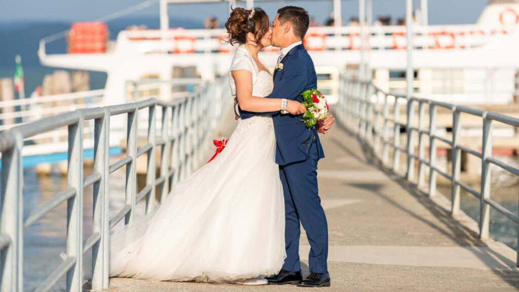 Fotografia di matrimonio, sposi sul pontile