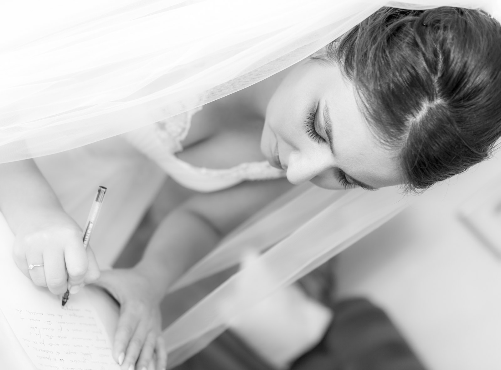 Fotografia di matrimonio - Dettagli sposa che scrive