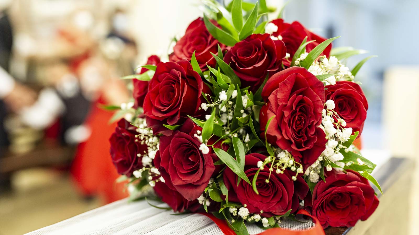 bouquet sposa composto da un mazzo di rose rosse