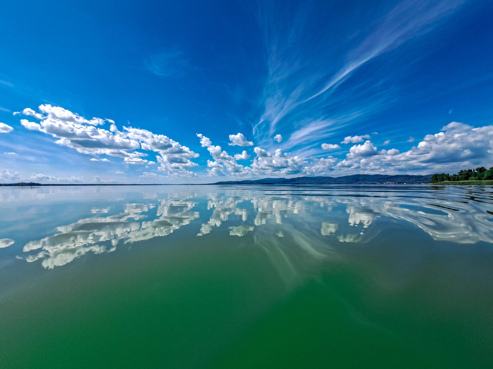 Fotografia di nuvole riflesse sull'acqua
