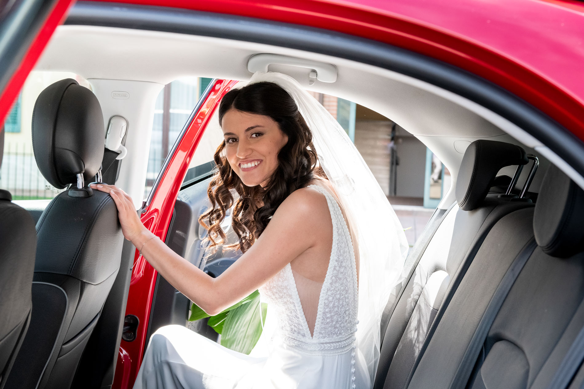 Particolare di sposa in auto