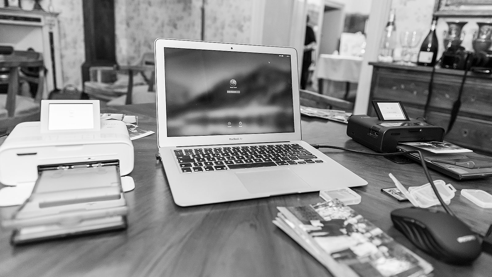 "Take Away" fotografico Perugia. Postazione di stampante e notebook per stampa immediata foto.