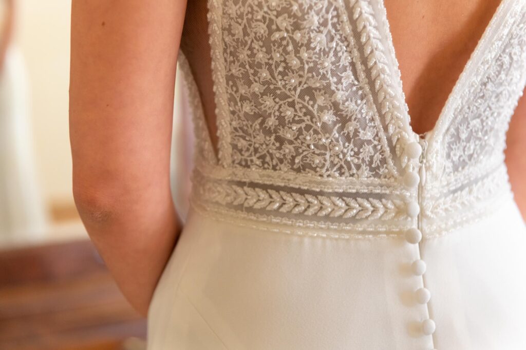 Particolare vestito da sposa visto da dietro